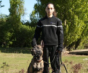 femmes maitre chien sécurité goron